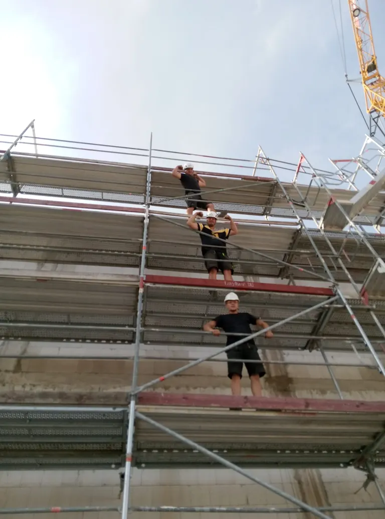 Eniffer Gerüstbau Team auf einem Gerüst in Detmold